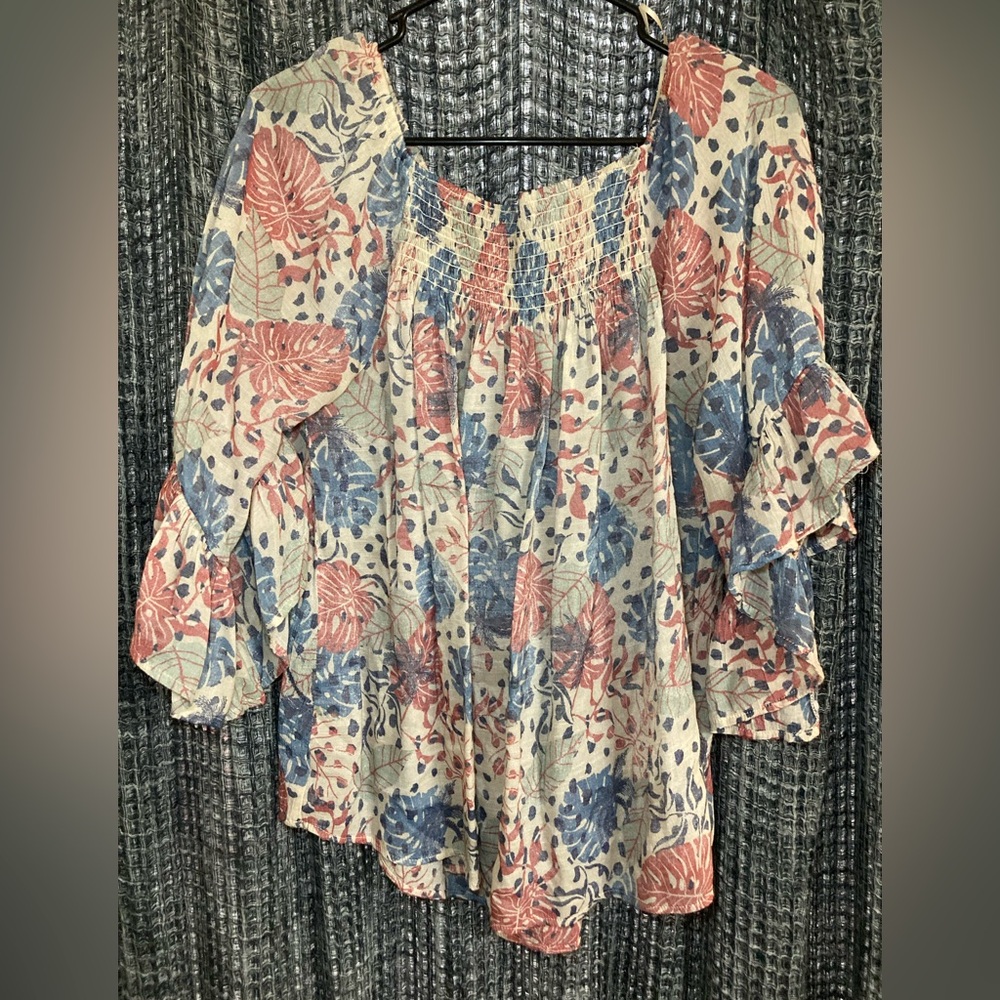 New with out tags, Mod Lusive floral top size Large.